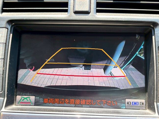 バックモニターも完備。駐車の際も安心して停められます。